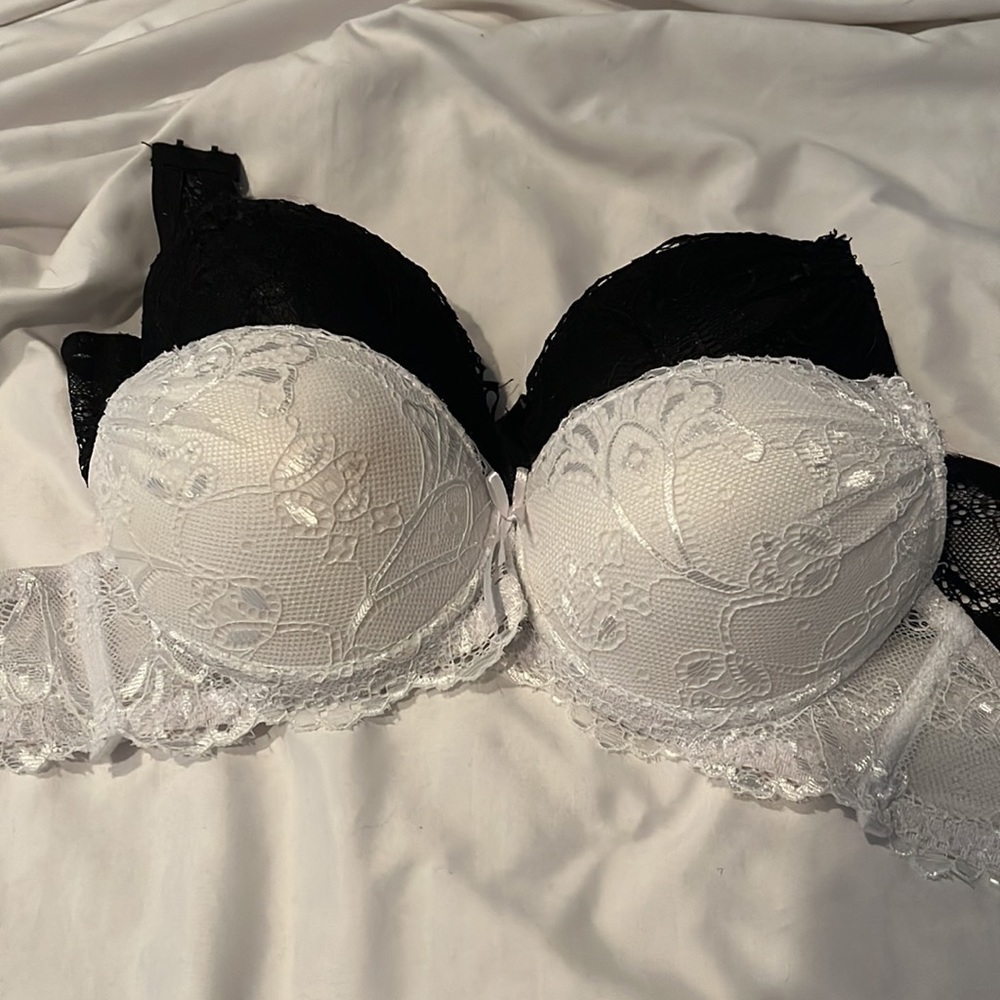 2 strapless bras, 34A